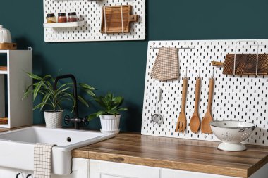 Tahta ve mutfak gereçleri olan şık bir mutfak.