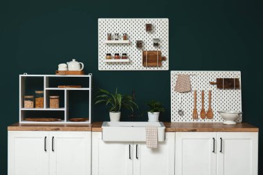 Tahta ve mutfak gereçleri olan şık bir mutfak.