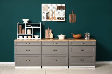 Tahta ve mutfak eşyalarıyla şık bir mutfak.