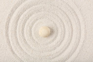 Kum üzerinde taş ve Japon kaya bahçesinde çizgiler, üst manzara. Zen kavramı