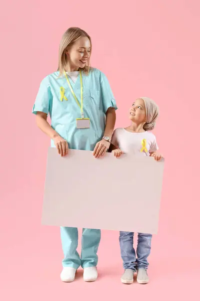 Menina Asiática Após Quimioterapia Enfermeira Com Cartaz Branco Fundo Rosa — Fotografia de Stock