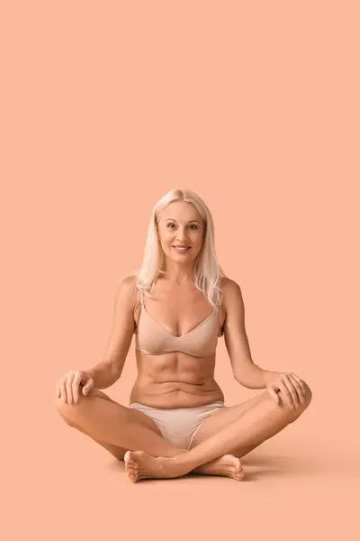 Body Positive Mature Woman Sitting Beige Background — Stock Photo, Image