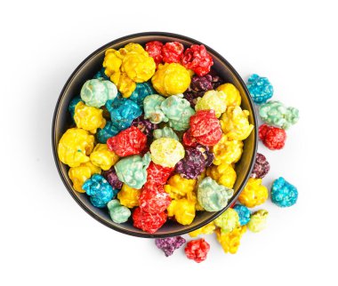 Beyaz arka planda tatlı renkli patlamış mısır kasesi