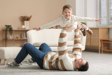 Mutlu baba ve küçük oğlu evde birlikte eğleniyorlar.