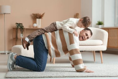 Mutlu baba ve küçük oğlu evde birlikte eğleniyorlar.