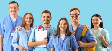 Mavi arka planda bir grup tıp öğrencisi