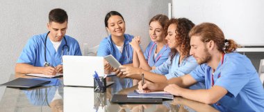 Tıp fakültesinde bir grup öğrenci