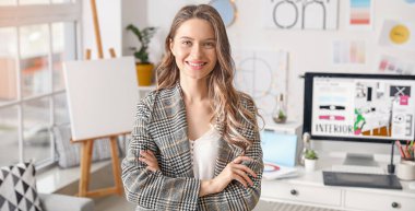 Ofiste kadın iç mimar portresi