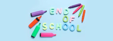 Açık mavi arkaplan üzerindeki İşaretlerin ve Okulun Metni Sonu