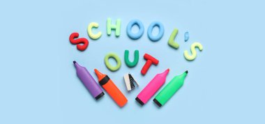 Metin Okulu Kapalı ve açık mavi arkaplan üzerine kırtasiye