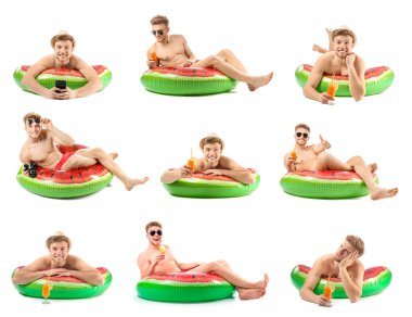 Beyaz arka planda karpuz şişirilebilir halkalı bir grup genç turist.