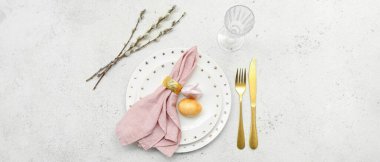 Paskalya yumurtası, seramik tavşan ve hafif grunge arka planda söğüt dalları olan şık masa ortamları.