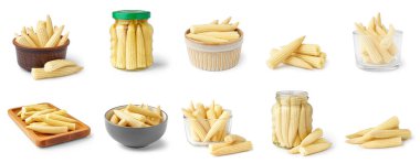 Beyaz arka planda lezzetli konserve mısır koçanları.