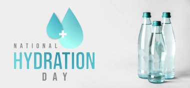 Arka planda temiz su şişeleri. Ulusal Hidrasyon Günü Afişi