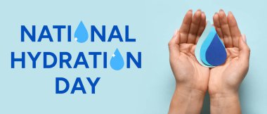 Açık mavi arka planda kağıt damlaları olan kadın eller. Ulusal Hidrasyon Günü Afişi