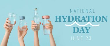 Elinde şişeler ve açık mavi arka planda bir bardak soğuk su olan eller. Ulusal Hidrasyon Günü Afişi