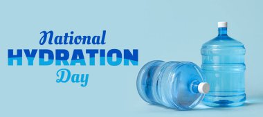 Açık mavi arka planda temiz su şişeleri. Ulusal Hidrasyon Günü Afişi
