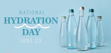 Açık mavi arka planda temiz su şişeleri. Ulusal Hidrasyon Günü Afişi