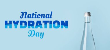 Açık mavi arka planda bir şişe temiz su. Ulusal Hidrasyon Günü Afişi