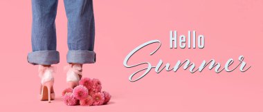 Pembe arka planda bir buket yıldız çiçeği olan şık bir kadının bacakları. Merhaba Summer.