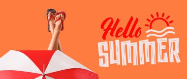 Şemsiye ve turuncu arka planda parmak arası terlik giyen genç bir kadının bacakları. Merhaba Summer.