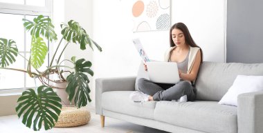 Güzel bayan tasarımcı evde çalışıyor.