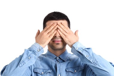 Genç adam beyaz arka planda gözlerini kapatıyor, yakın plan.