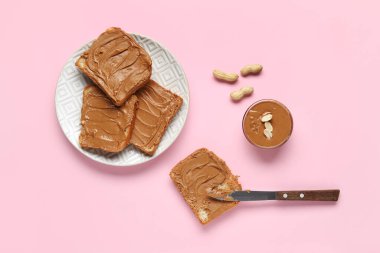 Pembe arka planda fıstık ezmeli tost tabağı