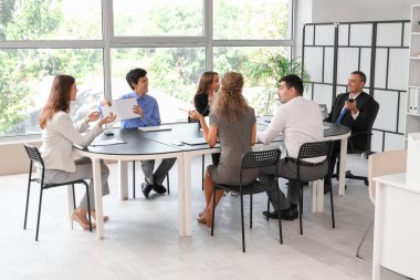 Ofiste çalışan bir grup iş adamı.