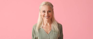 Pembe arka planda olgun bir kadın