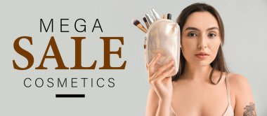 Makyaj ürünleriyle dolu kozmetik çantasıyla genç bir kadın ve gri arka planda MEGA Satış Kozmetikleri