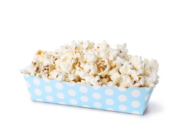 Beyaz arka planda lezzetli patlamış mısır kutusu