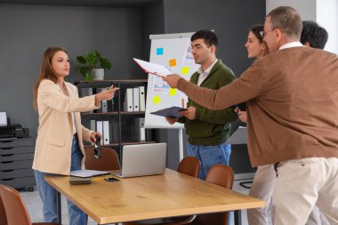 Ofiste çalışan bir grup iş adamı.