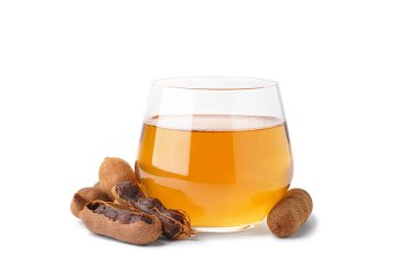 Bir bardak lezzetli demirhindi suyu ve beyaz arka planda meyveler.