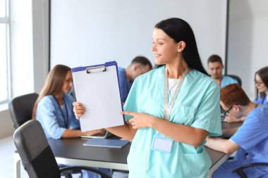 Üniversitede panosu olan bir tıp öğrencisi.