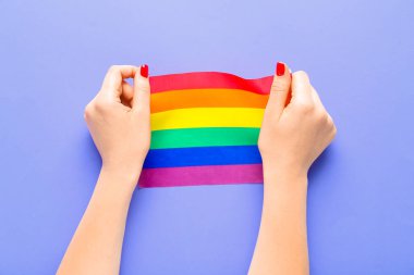 Leylak arka planında LGBT bayrağı olan kadın