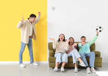 Genç adam evde spor maçı izleyen gürültücü komşulardan muzdarip.