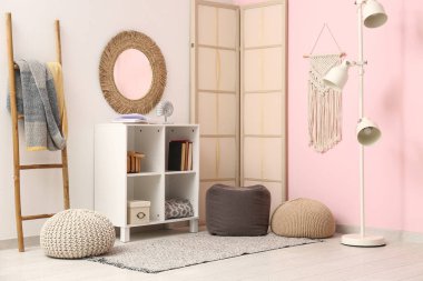 Raflar, perdeler ve puflar ile modern oturma odasının içinde.