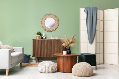 İçinde kahve masası ve puf olan modern oturma odası.