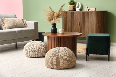 İçinde kahve masası ve puf olan modern oturma odası.