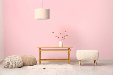 İçinde kahve masası ve puf olan modern oturma odası.