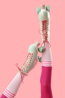 Pembe arka planda patenli kadın bacakları