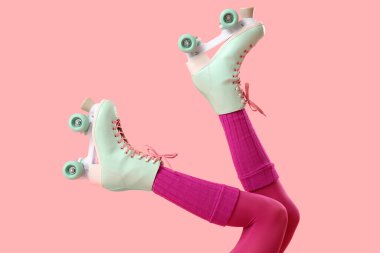 Pembe arka planda patenli kadın bacakları