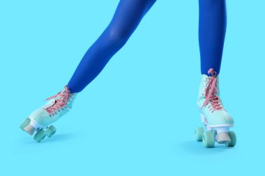 Mavi arka planda patenli kadın bacakları