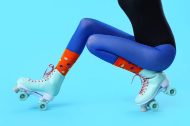 Mavi arka planda patenli kadın bacakları