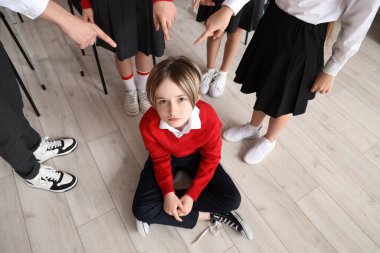 Okulda sınıf arkadaşlarıyla zorbalık yapan küçük bir çocuk.