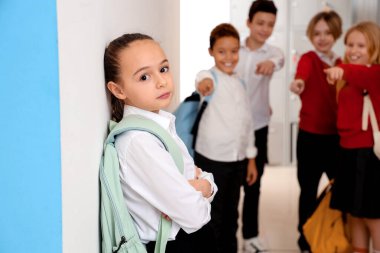 Okuldaki zorba küçük kız.