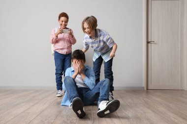 Okuldaki sınıf arkadaşlarına zorbalık eden küçük çocuklar.