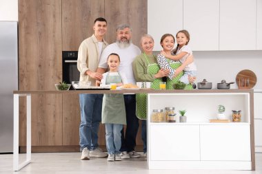 Mutfaktaki büyük ailenin portresi.