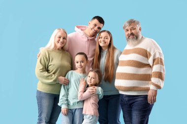 Mavi arka planda büyük bir aile